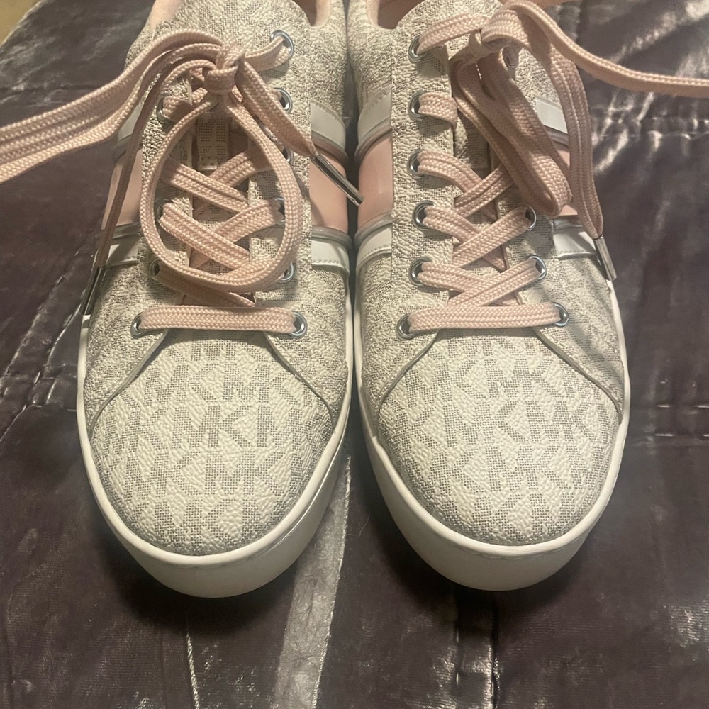 Michael Kors size 8 1/2 color cream an pink